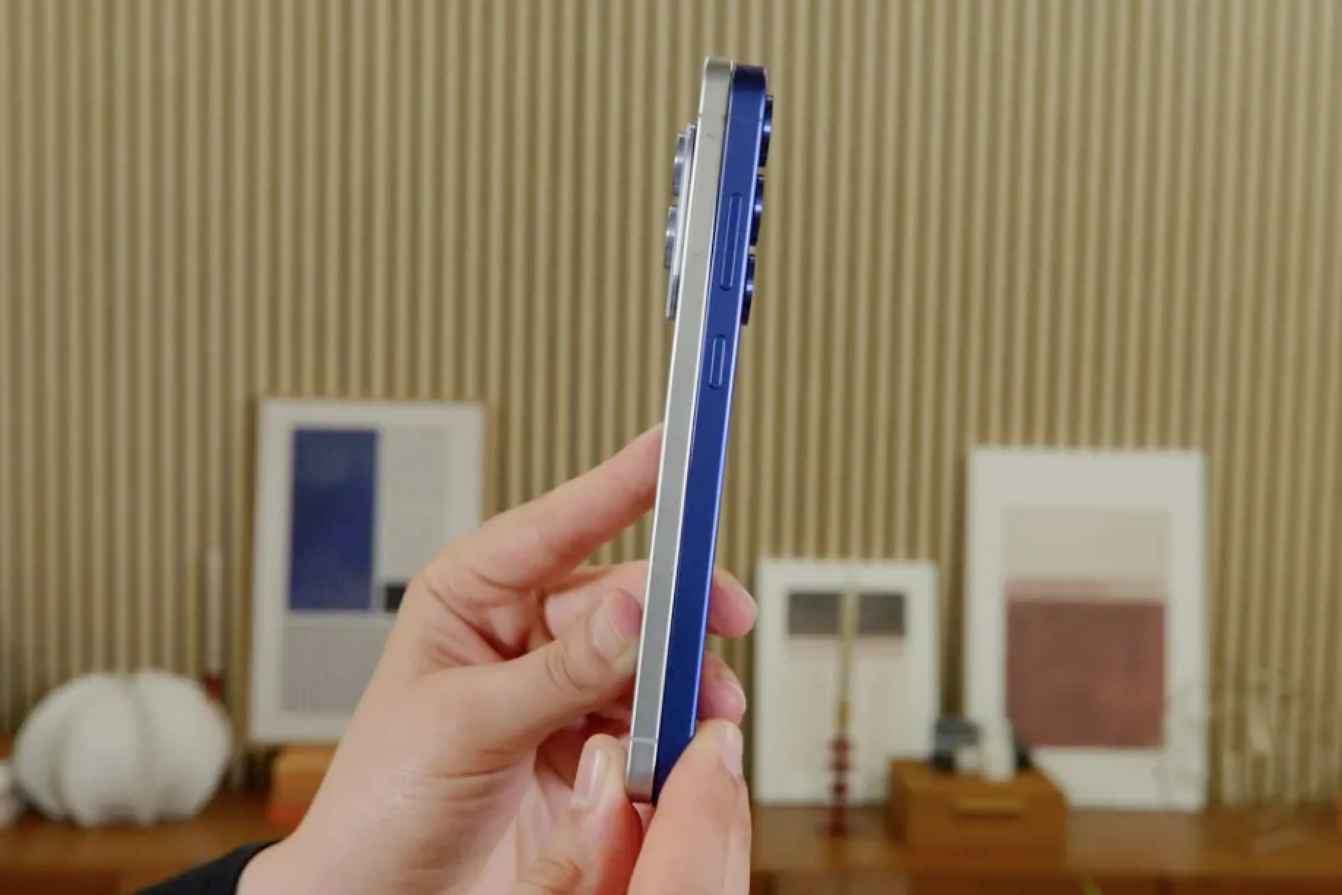 Galaxy S25 Edge (слева) заметно тоньше, чем S25 Plus.