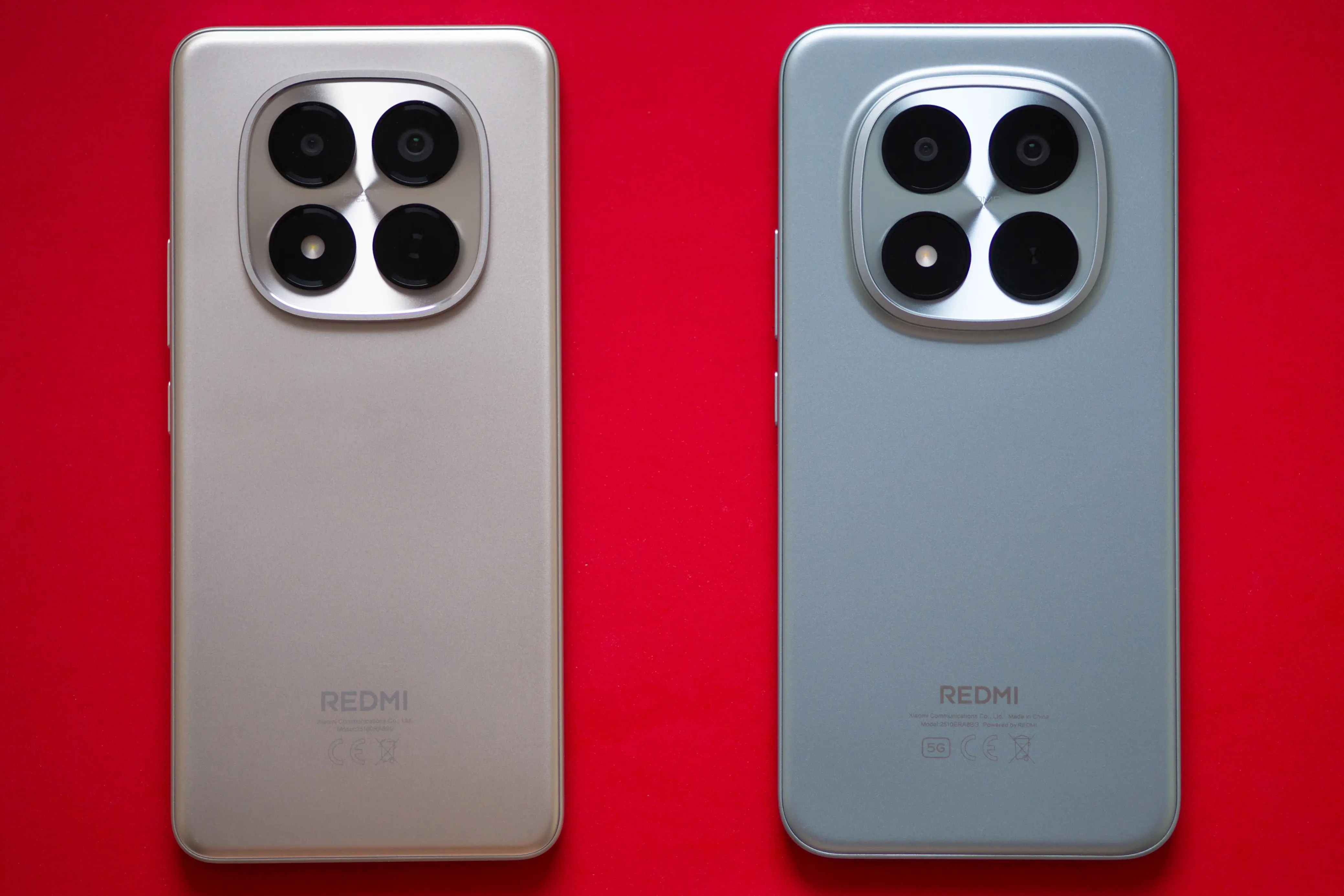 Слева Redmi Note 15 Pro, справа — Redmi Note 15 Pro+ 5G