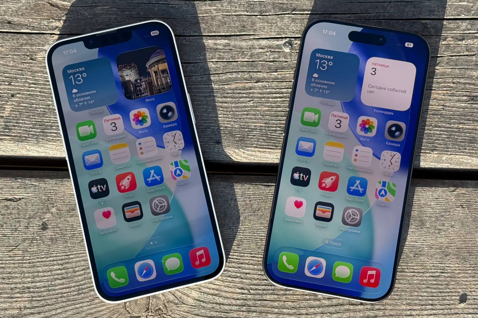 Сравнение яркости экрана на солнце: iPhone 17e и iPhone 17