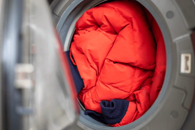 Как аккуратно почистить пуховик