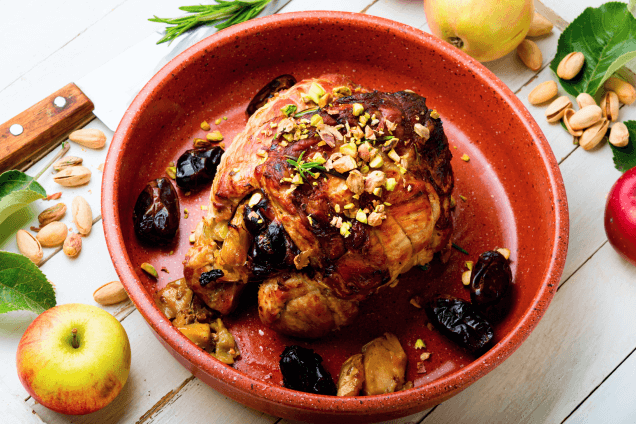 Мясной рулет с&nbsp;яблоками и&nbsp;черносливом