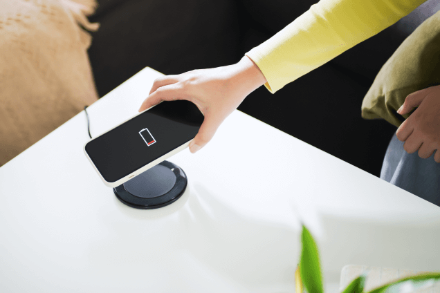 Прежде чем заряжать телефон, его нужно полностью разрядить