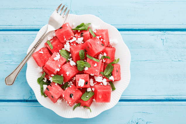 Салат с арбузом, фетой и мятой