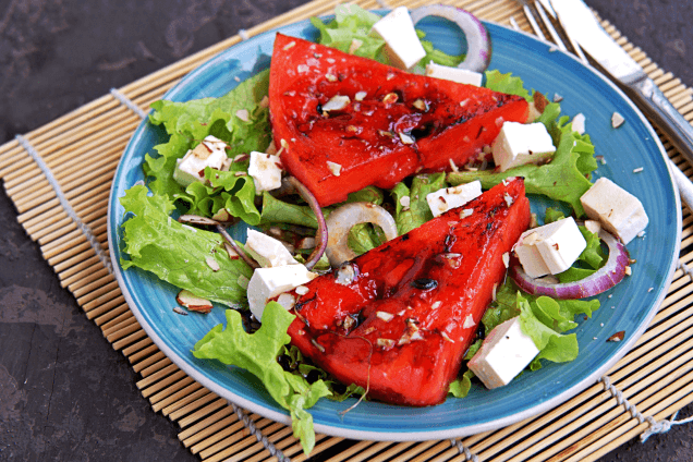 Салат с арбузом на гриле и помидорами