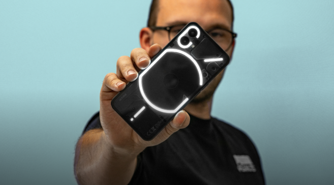 «Я его насквозь вижу!» Эксперт «М.Клик» о том, каким получился «прозрачный» Nothing Phone (1)