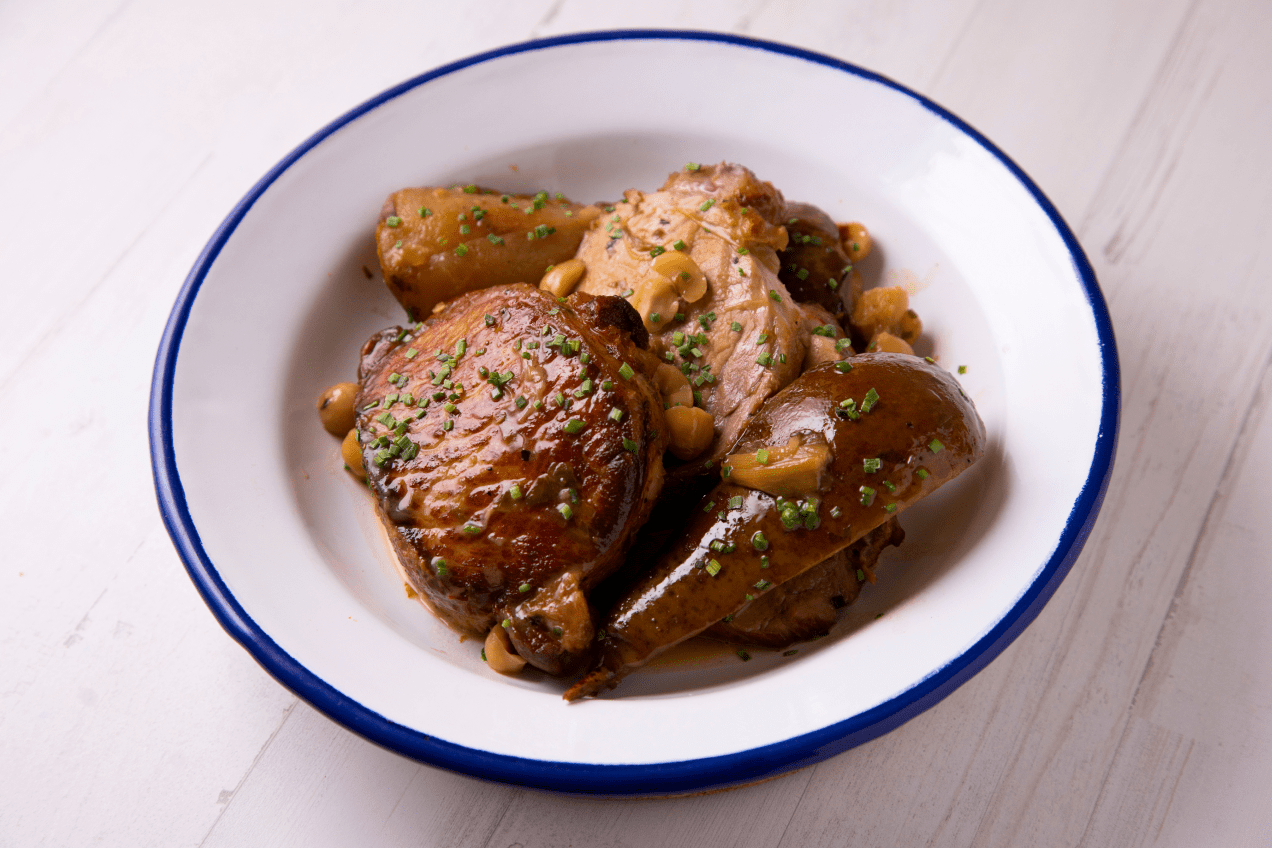 Свиная вырезка, тушенная в пиве с грушами и фундуком