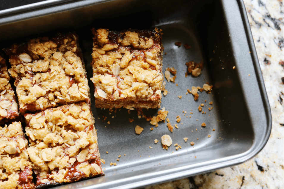 Пирог с джемом, овсянкой и арахисом