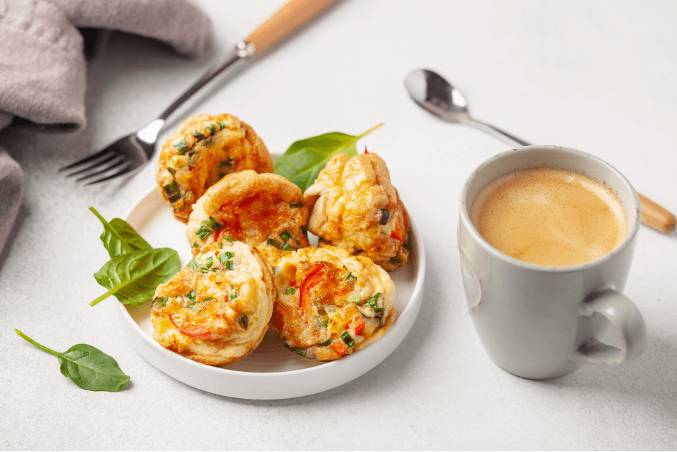 Маффины со шпинатом, сладким перцем и беконом для завтрака