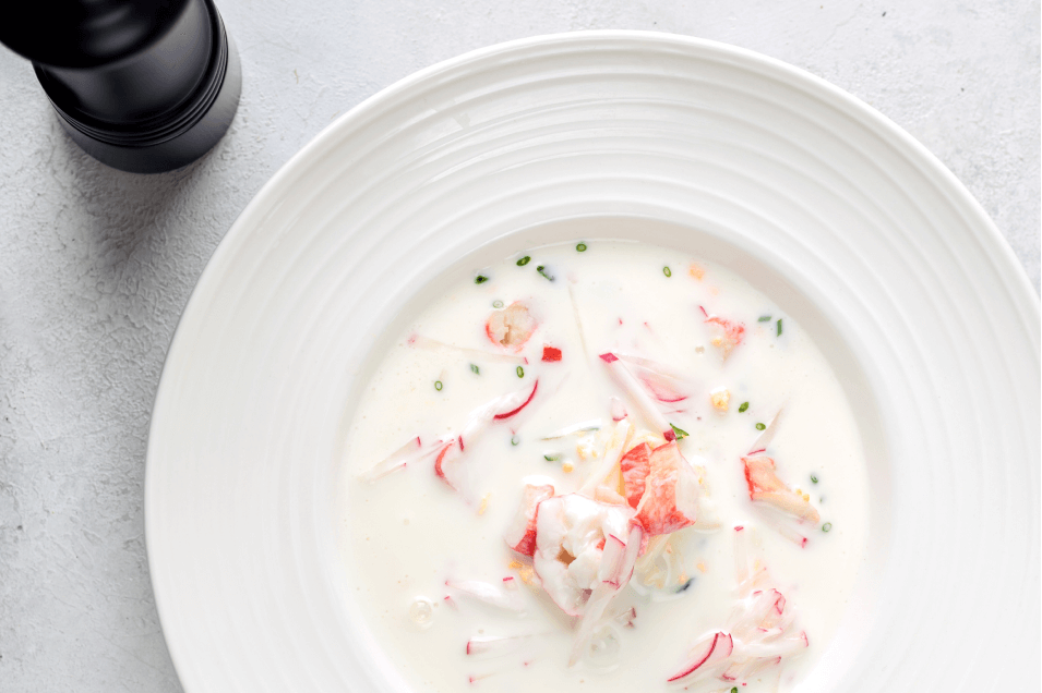 Окрошка с крабом, белым квасом и сметаной